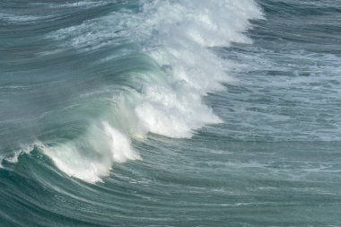 Iroise Denizi 'nde turkuaz mavi dalga. Camaret, Crozon, Brittany, Fransa, Avrupa.
