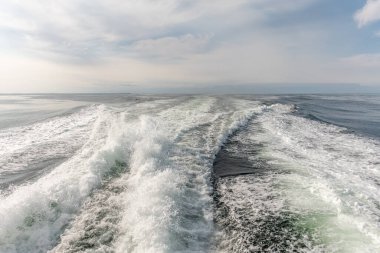 Deniz geçidi sırasında bir teknenin uyanması. Finistere, Bretagne, Fransa, Avrupa