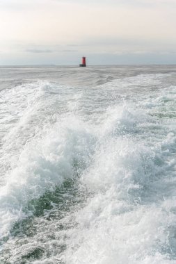 Deniz geçidi sırasında bir teknenin uyanması. Finistere, Bretagne, Fransa, Avrupa