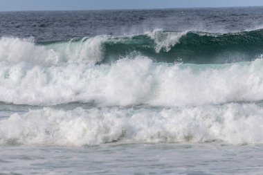 Iroise Denizi 'nde turkuaz mavi dalga. Camaret, Crozon, Brittany, Fransa, Avrupa.