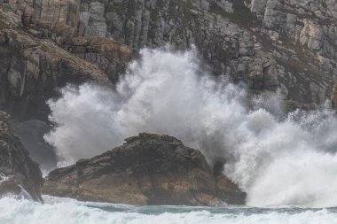 Atlantik Okyanusu 'nun büyük dalgaları bir uçurumun kayalarına çarpar. Camaret, Crozon, Finistere, Brittany, Fransa, Avrupa.