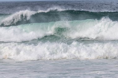 Iroise Denizi 'nde turkuaz mavi dalga. Camaret, Crozon, Brittany, Fransa, Avrupa.