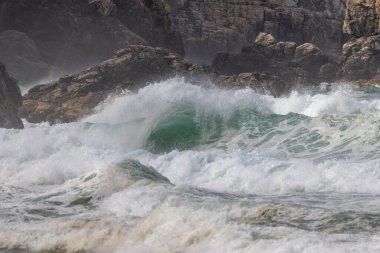 Atlantik Okyanusu 'nun büyük dalgaları bir uçurumun kayalarına çarpar. Camaret, Crozon, Finistere, Brittany, Fransa, Avrupa.