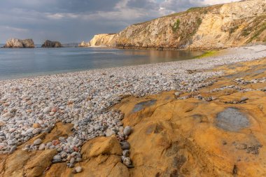 Atlantik kıyısındaki çakıl taşı plajı. Camaret, Crozon, Finistere, Brittany, Fransa, Avrupa