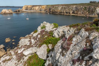 Iroise Denizi kıyılarının manzarası. Camaret, Crozon, Finistere, Brittany, Fransa, Avrupa