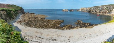 Atlantik kıyısındaki çakıl taşı plajı, panoramik. Camaret, Crozon, Finistere, Brittany, Fransa, Avrupa