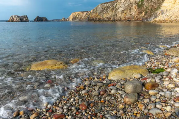 Atlantik kıyısındaki çakıl taşı plajı. Camaret, Crozon, Finistere, Brittany, Fransa, Avrupa