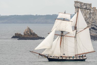 Atlantik Okyanusu 'ndaki bir körfezde geleneksel bir yelkenli. Camaret, Crozon, Finistere, Brittany, Fransa, Avrupa.