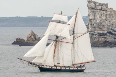 Atlantik Okyanusu 'ndaki bir körfezde geleneksel bir yelkenli. Camaret, Crozon, Finistere, Brittany, Fransa, Avrupa.