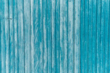 Garaj kapısı, yıpranmış boyayla maviye boyanmış. Bretagne Fransa