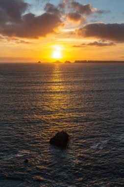 Pointe de Dinan 'da gün batımı, yüce bir nokta. Crozon, Finistere, Brittany, Fransa