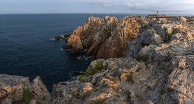 Pen Hir 'in ucu. Kayalar pürüzlü ve pürüzlü, su da sakin. Sahne huzurlu. Camaret emin mer, Crozon, Finistere, Fransa, Avrupa.