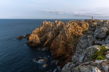 Pen Hir 'in ucu. Kayalar pürüzlü ve pürüzlü, su da sakin. Sahne huzurlu. Camaret emin mer, Crozon, Finistere, Fransa, Avrupa.