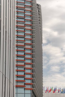 Avrupa Konseyi bölgesinde bir sürü penceresi ve balkonu olan bir bina. Strasbourg, Bas Rhin, Grand est, Fransa.