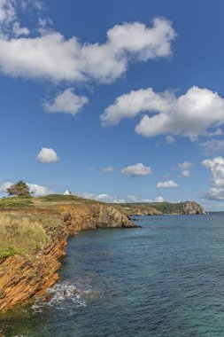 Iroise Denizi 'nin Atlantik kıyısında. Crozon, İngiltere, Fransa, Avrupa.