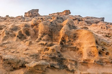 Yerde bir delik olan kayalık bir bölge. Rabat, Fas, Afrika.
