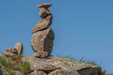 Büyük bir kaya başka bir kayanın üzerine istiflendi. Kayalar bir tepede. Gökyüzü mavi. Vosges, Fransa, Avrupa.