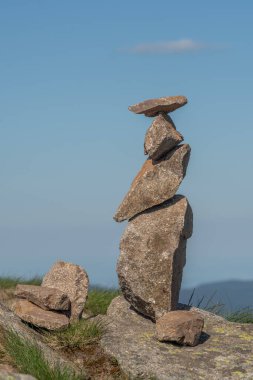 Büyük bir kaya başka bir kayanın üzerine istiflendi. Kayalar bir tepede. Gökyüzü mavi. Vosges, Fransa, Avrupa.