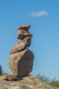 Büyük bir kaya başka bir kayanın üzerine istiflendi. Kayalar bir tepede. Gökyüzü mavi. Vosges, Fransa, Avrupa.