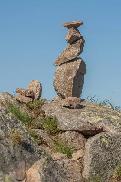 Büyük bir kaya başka bir kayanın üzerine istiflendi. Kayalar bir tepede. Gökyüzü mavi. Vosges, Fransa, Avrupa.