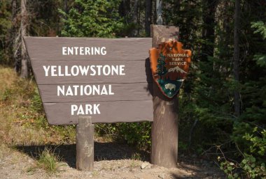 Yellowstone Ulusal Parkı, Wyoming 'deki Mağara Yolu boyunca giriş işareti