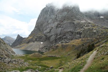 Wyoming, Wind River Range 'deki Arrowhead Gölü' ne yürüyüş yolu.
