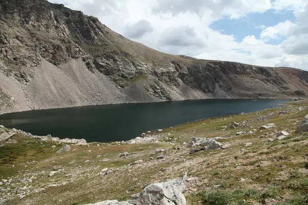 Alpine Beartooth Dağları 'ndaki Shelf Gölü, Montana