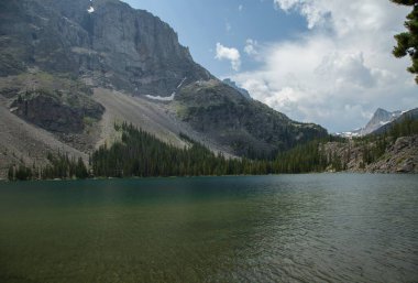 Beartooth Dağlarındaki İlk Kaya Gölü, Montana