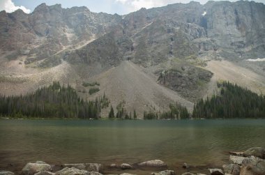 Beartooth Dağlarındaki İlk Kaya Gölü, Montana