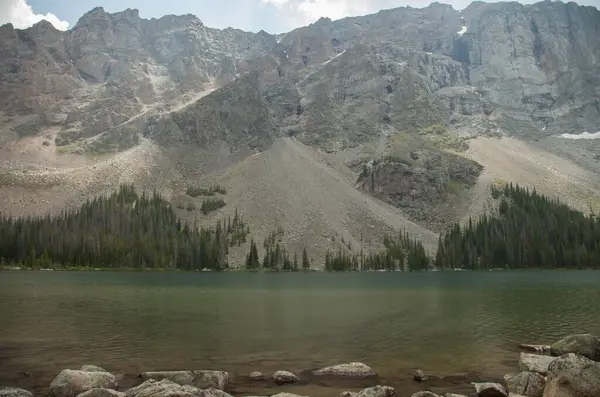 Beartooth Dağlarındaki İlk Kaya Gölü, Montana