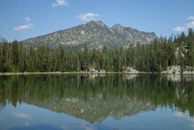 Oregon 'daki Elkhorn Dağları' nda Kerevit Gölü yansıması