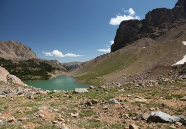 Montana 'daki Sakaldiş Dağları' nda Üçgen Gölü ve Buzul Gölü