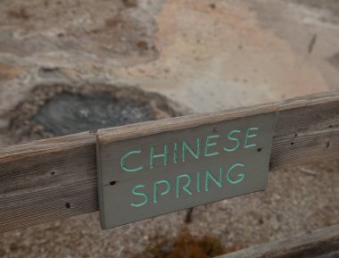 Yellowstone Ulusal Parkı, Wyoming 'deki Yukarı Gayzer Havzasında Çin Baharı için imza.