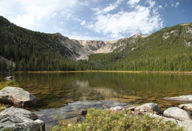 Beartooth Dağları 'ndaki Yukarı Havza Gölü, Montana