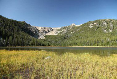Beartooth Dağları 'ndaki Yukarı Havza Gölü, Montana