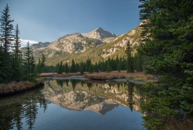 West Fork Rock Creek dağ yansıması Sakaldiş Dağları, Montana