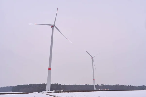 冬季有雪的风力涡轮机 — 图库照片