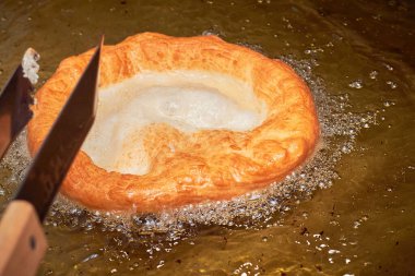 Langos, tipik bir Macar yemeği. Yağda kızartılmış ekmek..