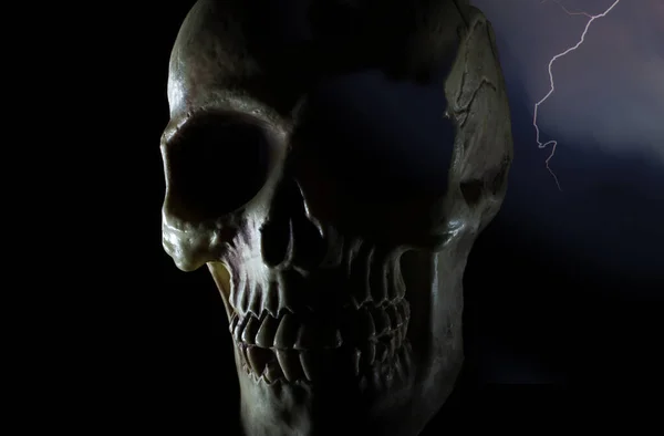 Cráneo Sobre Fondo Oscuro Con Relámpagos Detrás — Foto de Stock