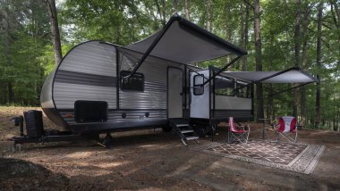 Kuzey Carolina 'daki Ürdün Gölü' nde bir kamp alanında güneşlikli bir karavan kuruldu.