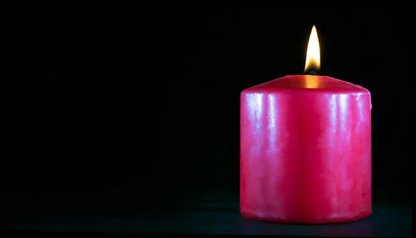 复制红色燃烧的蜡烛左边的空间 — 图库照片