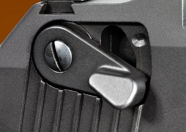 Palanca Seguridad Sobre Una Pistola Con Fondo Marrón —  Fotos de Stock