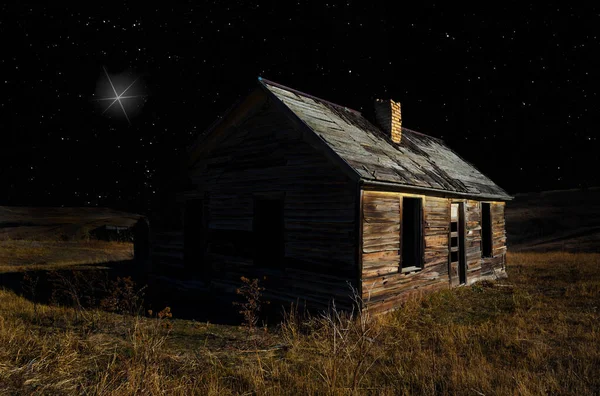 Jasne Światło Nocnym Niebie Nad Opuszczonym Domem — Zdjęcie stockowe