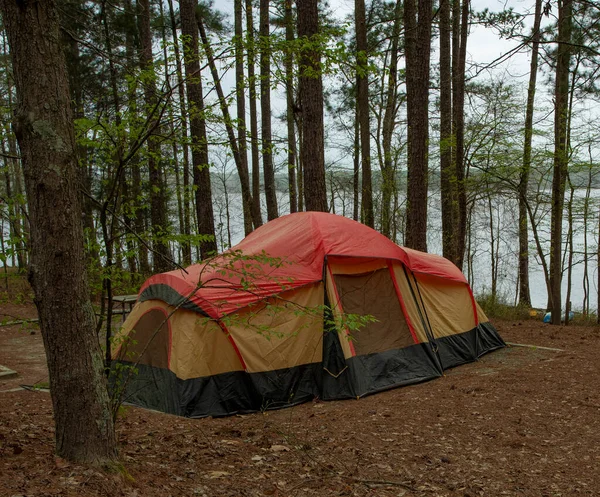 ノースカロライナ州のジョーダン湖の隣のキャンプ場のナイロンテント — ストック写真