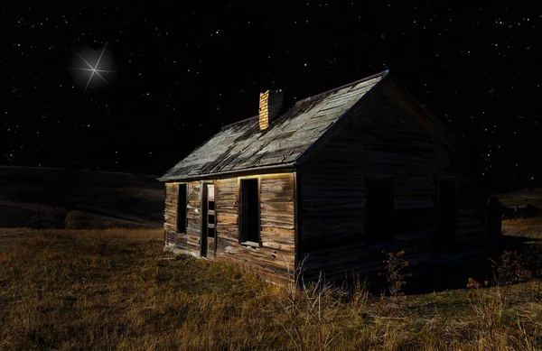 Estrela Brilhando Brilhantemente Acima Uma Casa Abandonada Com Uma Chaminé — Fotografia de Stock