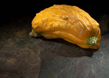 Sarı kabak bej bir fayansta küçük, 