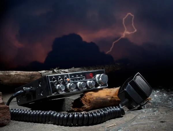 Rádio Emergência Canal Durante Uma Tempestade Com Detritos — Fotografia de Stock