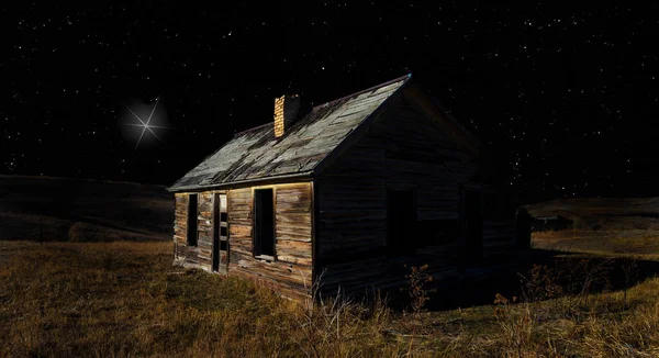 Nuit Étoilée Avec Une Étoile Brillante Dessus Une Vieille Maison — Photo