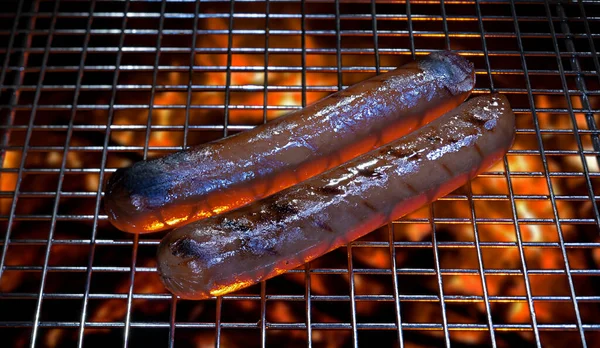 Zwei Hotdogs Braten Über Dem Feuer — Stockfoto