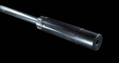 Susturucu siyah arka planda bir tüfeğe monte edilmiş.